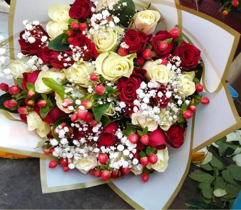 MJflowers Lovey red and white roses